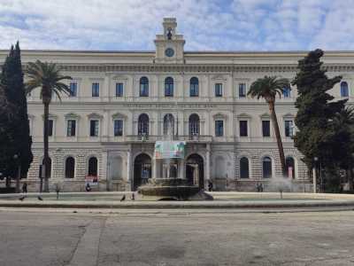 La pi� antica fontana di Bari la incontriamo invece proseguendo su via Sparano e arrivando in piazza Umberto, l� dove di fronte all�Ateneo si staglia una vasca ovale di colore chiaro